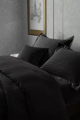 Постельное белье сатин страйп с простыней на резинке в подарочной упаковке - Черный